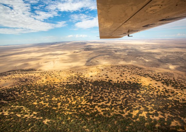 纳米比亚西部纳米布沙漠风景的航拍照片图片下载