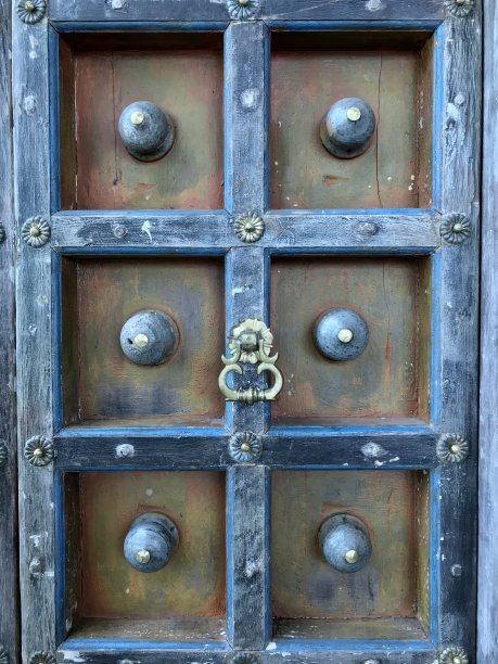 复古风格的门与黑铁装饰图片下载