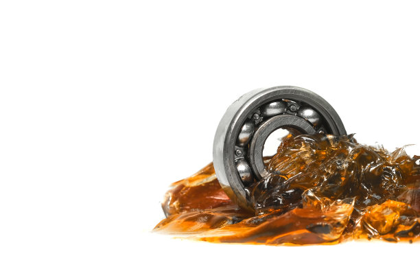 涂有棕色润滑脂的滚珠轴承（白色背景）图片下载