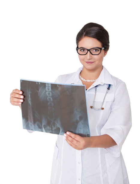 女医生检查头部X光片（白色背景）图片下载