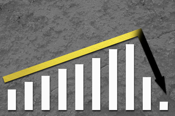 大危机的概念。箭在黑暗的背景下长时间生长后突然落下图片下载