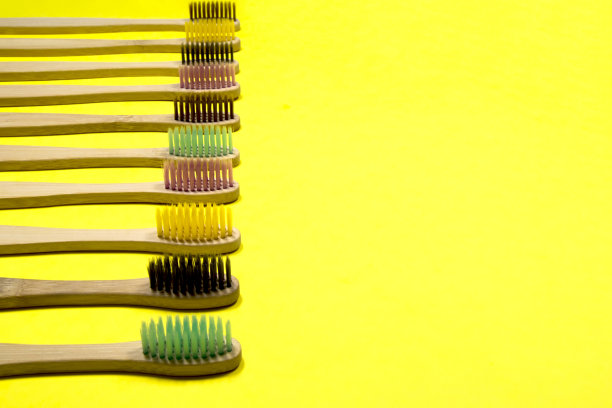 黄色背景上的生态牙刷图片下载