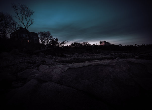 夜晚从岩石海滩上看新英格兰的小海滨图片下载