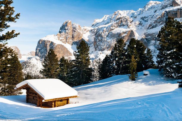Dolomites的牧羊人小屋被白雪覆盖。图片下载