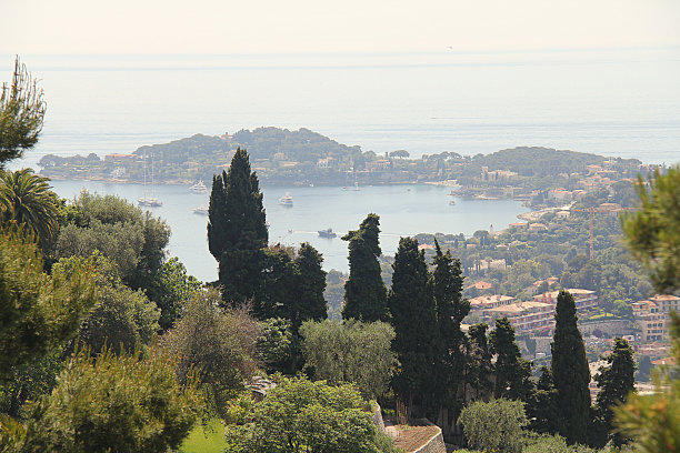 景观-环绕海的山和建筑图片下载