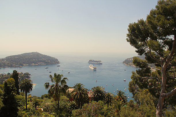 风景-山和树近海远观图片下载