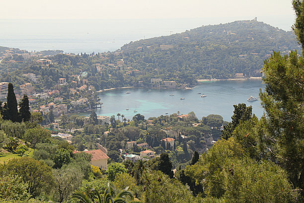 景观-海边的山丘和建筑物图片下载