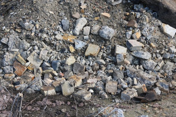 在堆填区拆卸及损毁的各种旧构筑物所产生的建筑废物图片下载