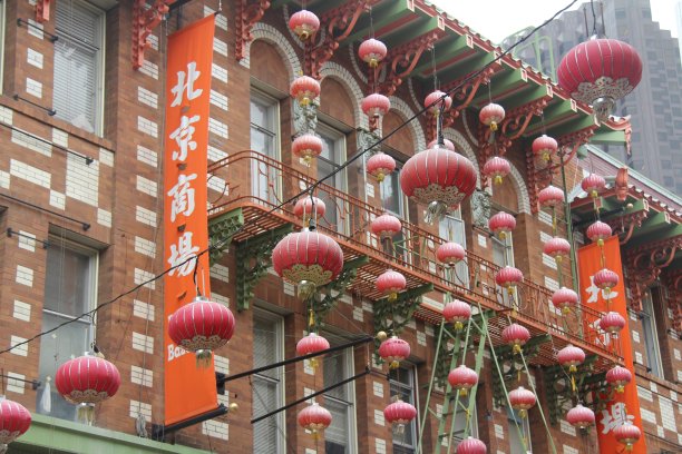 中国灯笼装饰在街上图片下载