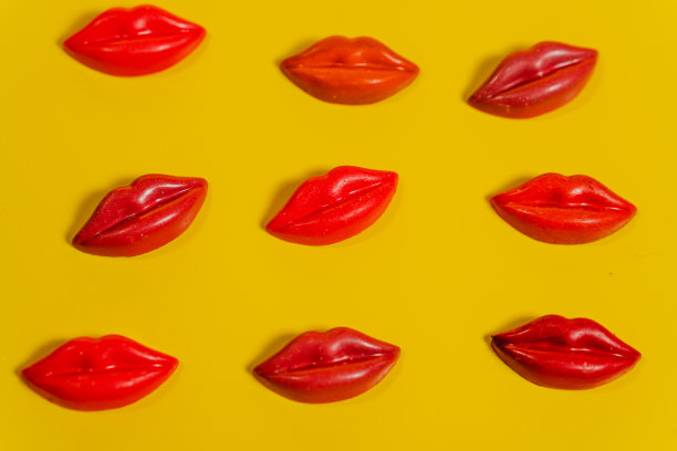 嘴唇。女性的嘴唇是糖果的形式。图片下载