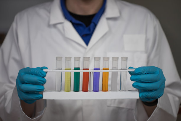 化学分析由化学家在实验室对溶液进行的化学分析图片下载