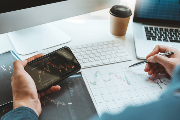 投资股票市场企业家商人讨论和分析股票市场交易图表，股票图表的概念图片下载