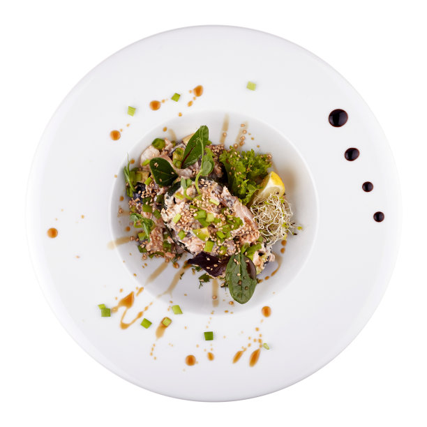 白色盘子上的藤山沙拉孤立在白色背景上。在餐馆服务。图片下载