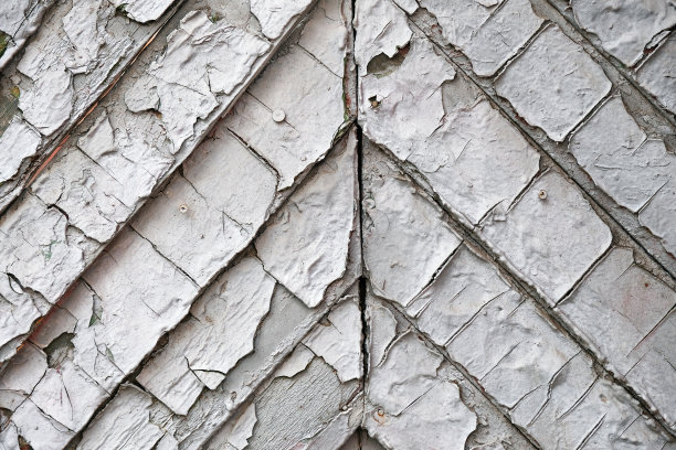 木质表面的纹理，上面有灰色开裂的油漆。图片下载