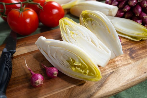 新鲜的比利时菊苣或菊苣苦味色拉，随时可以烹饪或食用图片下载