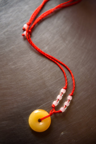 吉祥的黄玉吊坠配红项链图片下载