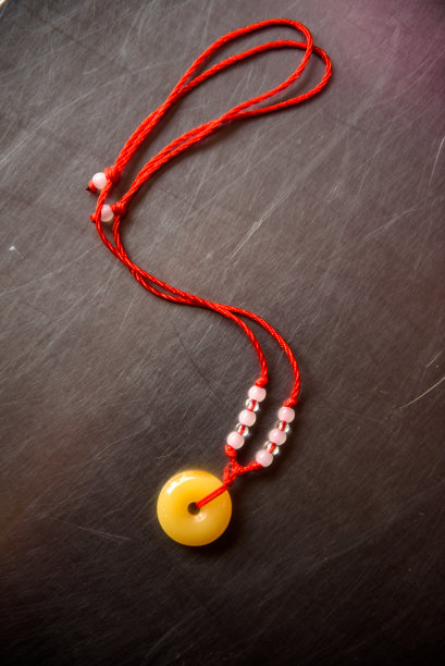 吉祥的黄玉吊坠配红项链图片下载