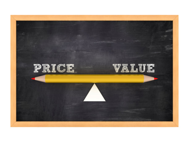 跷跷板与价格价值流行语立方体- 3D渲染图片下载