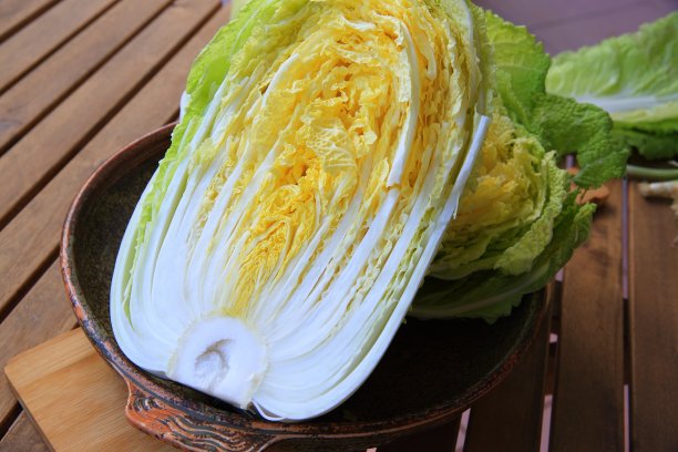 新鲜卷心菜放在木砧板上图片下载