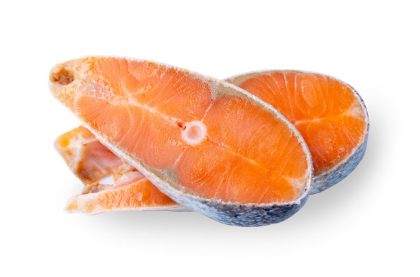 一片红色的三文鱼孤立在白色的背景。图片下载