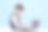 好奇的小男孩坐在工作室桌子上用笔记本电脑打字的侧视图，蓝色背景图片下载