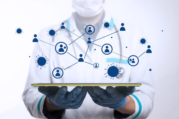 医生在蓝色背景上拿着药片。图片下载