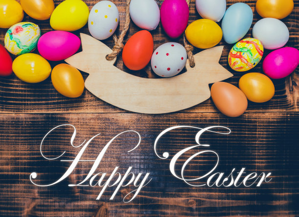 复活节快乐。五彩缤纷的彩蛋是为了庆祝四月。为家庭庆典和家庭装饰做准备和绘画。图片下载