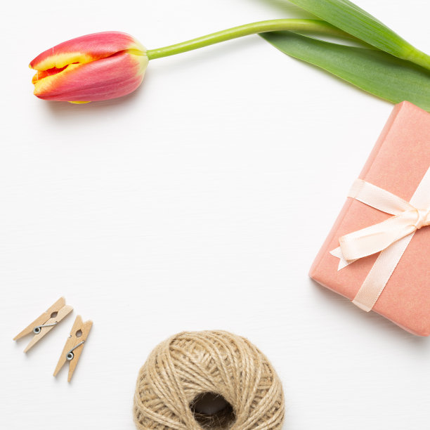 礼品包装和装饰概念与郁金香花。平铺，俯视图，拷贝空间图片下载