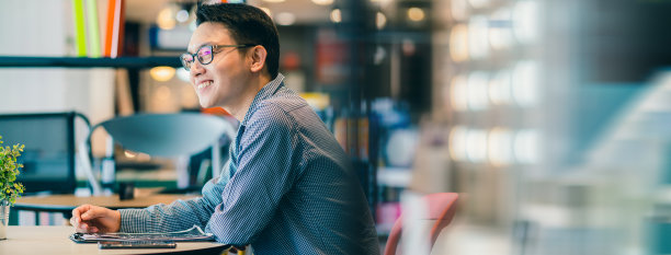 新店铺办公室里笑容满面的亚洲创业男商人，商业理念图片下载