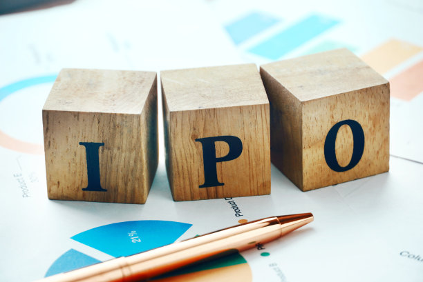 文字IPO关于木方和金pem铺图蜡烛文件纸，股票投资概念。图片下载