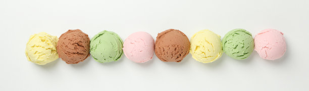 白色背景上的冰淇淋球，俯视图。水平的照片图片下载