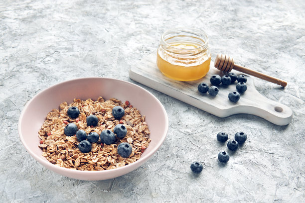 健康的食物背景是自制燕麦麦片或麦片粥，一瓶牛奶，蜂蜜和新鲜浆果图片下载