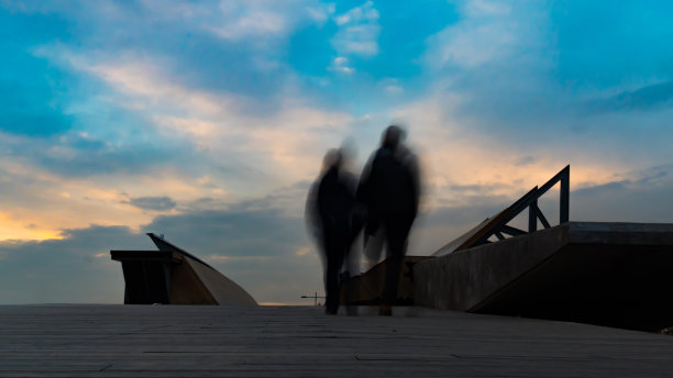 人们的剪影在桥上长时间曝光照片。城市人图片下载