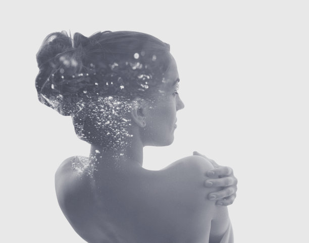 多名年轻女子和干净的纯净水接触图片下载