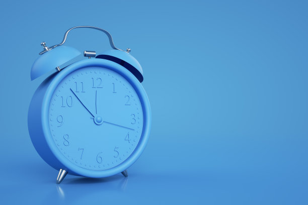 蓝色闹钟在蓝色背景图片下载