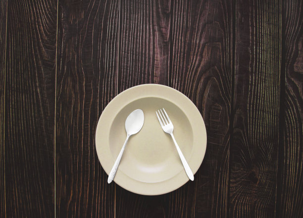 盘子，勺子，叉子放在桌子上图片下载