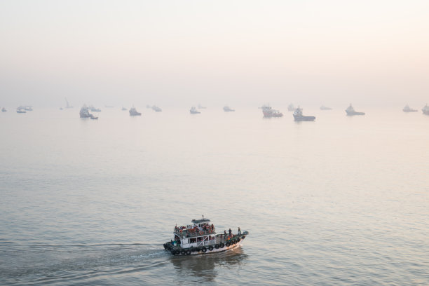 漂浮在印度洋上的游船。图片下载