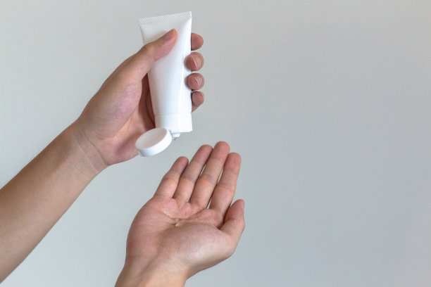 使用特写镜头、COVID-19和冠状病毒清洁液。图片下载