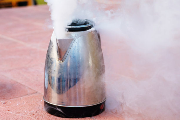 白色的，浓厚的蒸汽从茶壶中逸出图片下载