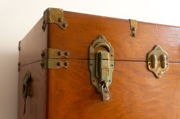 古色古香的中国木制橱柜，配有古董装饰锁图片下载