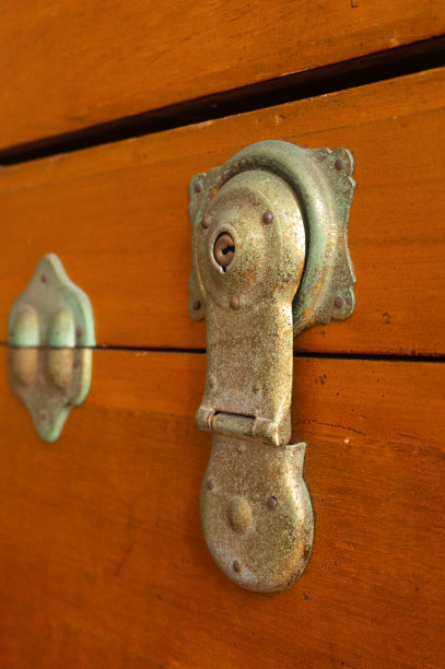 古色古香的中国木制橱柜，配有古董装饰锁图片下载