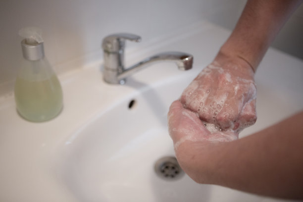 用抗菌肥皂洗手图片下载