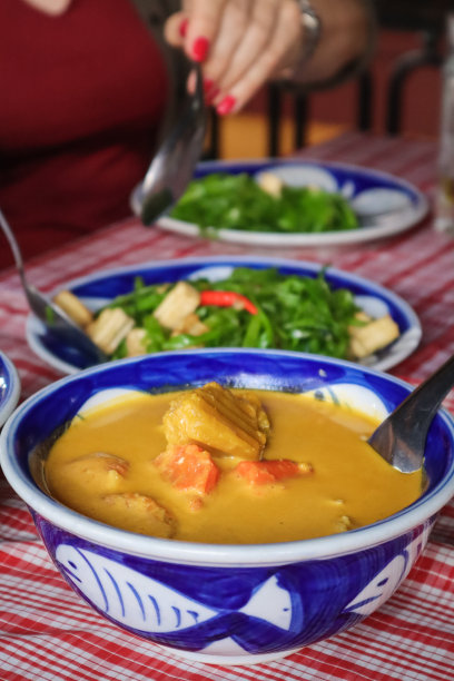 在柬埔寨吃亚洲食物图片下载