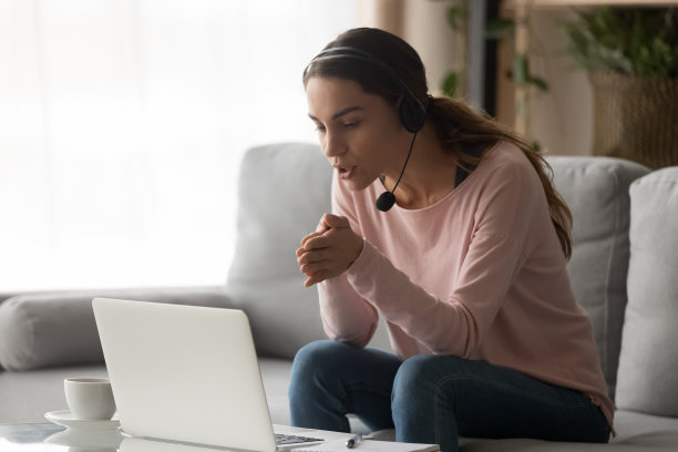 专注于年轻女性在线教师通过视频电话指导教学图片下载