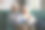 恼怒的老女人看着欢呼的老丈夫，看电视。图片下载