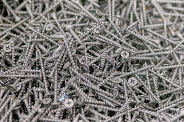 黑色螺丝，背景，纹理在店内。图片下载