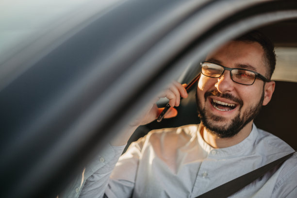 男子在车里打电话图片下载