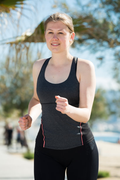 女孩在进行竞走训练图片下载