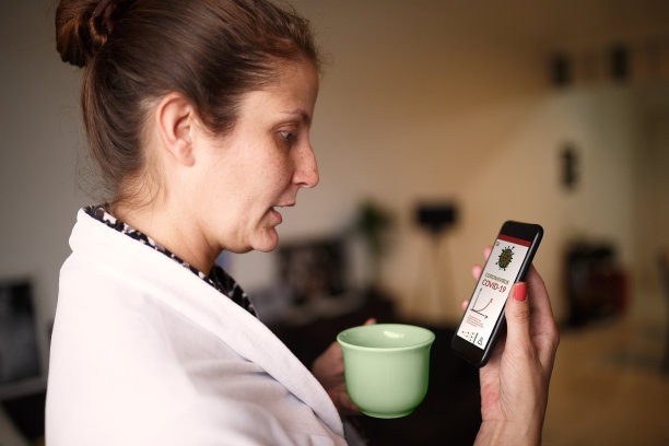 生病的女人在电话上获取有关冠状病毒的信息图片下载