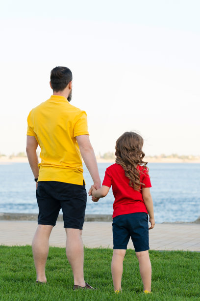 幸福的一家散步图片下载